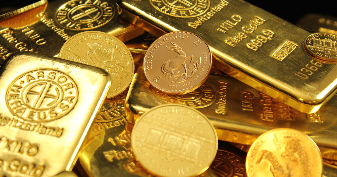 lingot en or posé sur des pièces modernes d'or